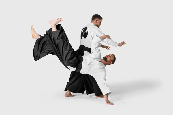 Dwóch białych mężczyzn ćwiczy aikido na tatami (izolacja — Zdjęcie stockowe