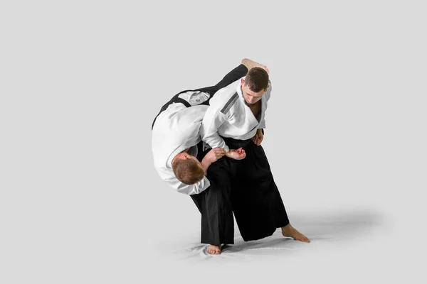 Due uomini caucasici praticano l'aikido sul tatami (isolamento — Foto Stock
