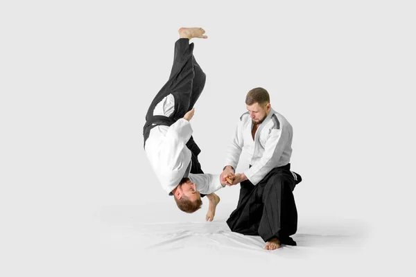 Due uomini caucasici praticano l'aikido con waakizashi (isolati — Foto Stock