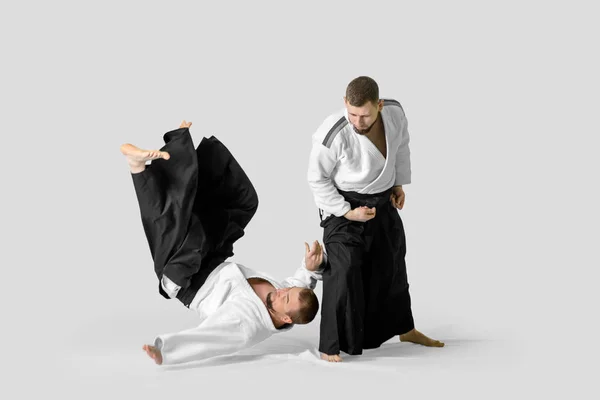 Dos hombres caucásicos practican aikido en el tatami (aislamiento — Foto de Stock