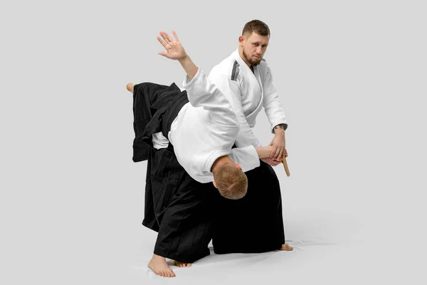 Dois homens caucasianos estão praticando aikido com waakizashi (isolati — Fotografia de Stock