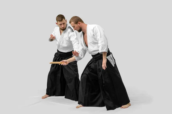 Dos hombres caucásicos practican aikido con waakizashi (isolati — Foto de Stock