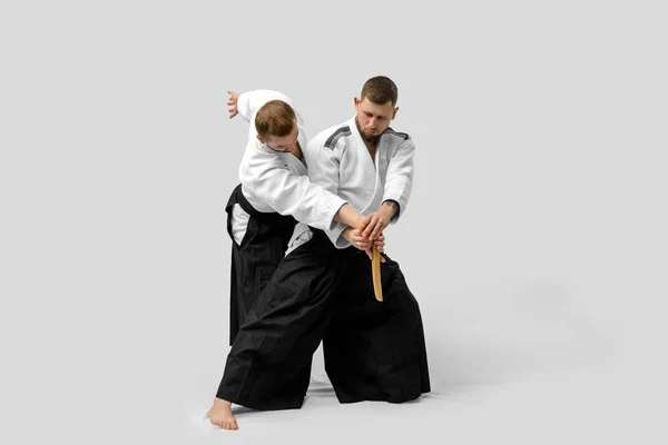 Due uomini caucasici praticano l'aikido con waakizashi (isolati — Foto Stock