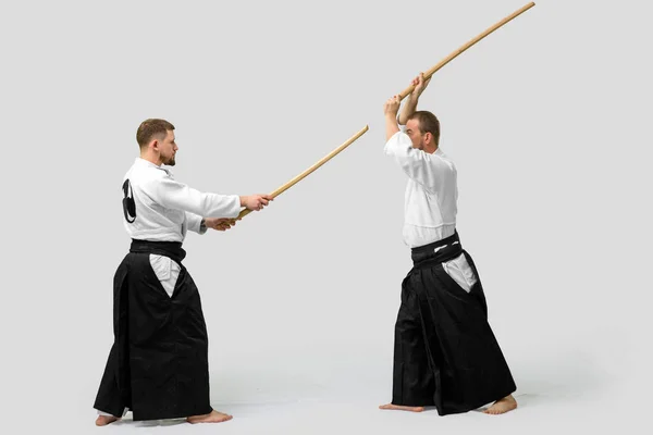 Két kaukázusi férfi gyakorolja aikido Bokken (izoláció p — Stock Fotó