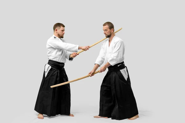Due uomini caucasici praticano l'aikido con Bokken (isolamento p — Foto Stock