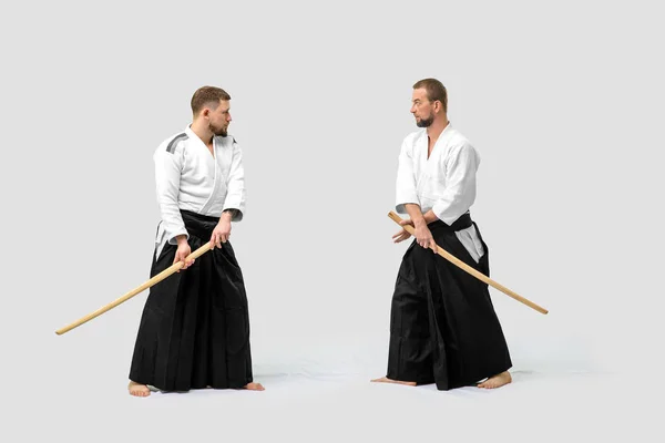 Dos hombres caucásicos practican aikido con Bokken (aislamiento p — Foto de Stock