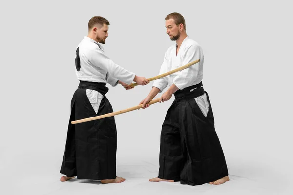 Δύο καυκάσιοι άνδρες ασκούν aikido με Bokken (απομόνωση p — Φωτογραφία Αρχείου
