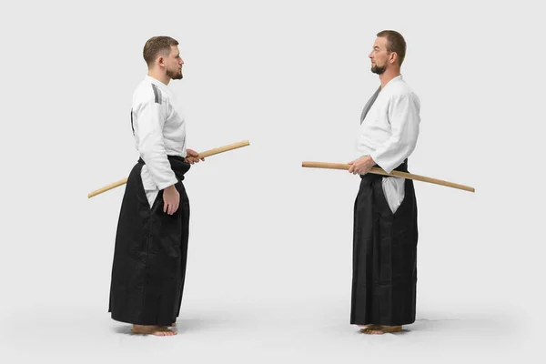 Dos hombres caucásicos practican aikido con Bokken (aislamiento p —  Fotos de Stock