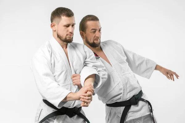 Dwóch białych mężczyzn ćwiczy aikido na tatami (izolacja — Zdjęcie stockowe