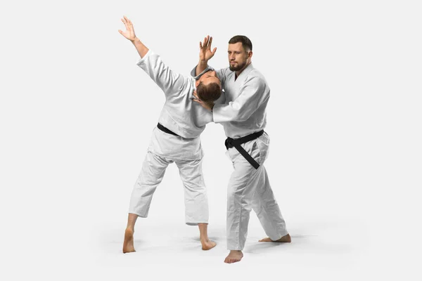 Dos hombres caucásicos practican aikido en el tatami (aislamiento — Foto de Stock