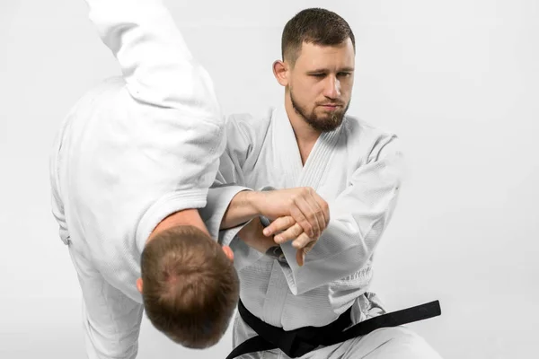 Dwóch białych mężczyzn ćwiczy aikido na tatami (izolacja — Zdjęcie stockowe