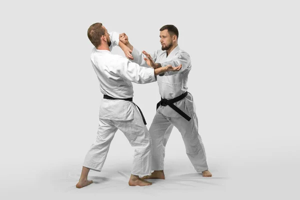 Dwóch białych mężczyzn ćwiczy aikido na tatami (izolacja — Zdjęcie stockowe