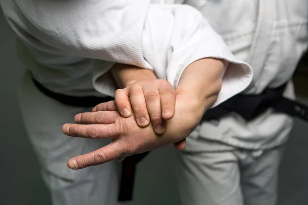 Dos hombres caucásicos practican aikido en el tatami — Foto de Stock