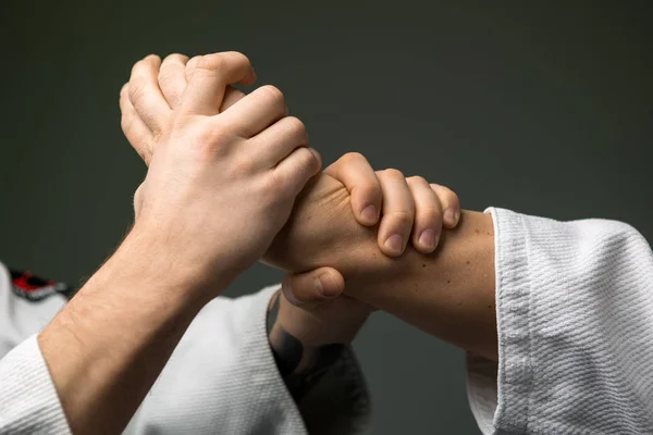 Dwóch białych mężczyzn ćwiczy aikido na tatami. — Zdjęcie stockowe