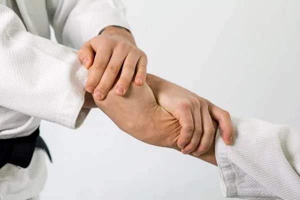 Due uomini caucasici praticano l'aikido sul tatami — Foto Stock