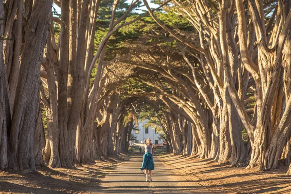 Chica feliz en un túnel con árboles — Foto de Stock