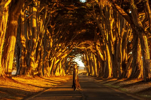Ragazza felice in un tunnel con alberi — Foto Stock