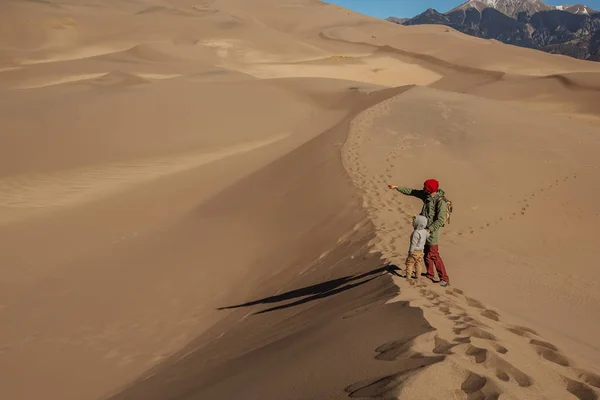 Un hombre con su hijo está de excursión en el desierto — Foto de Stock