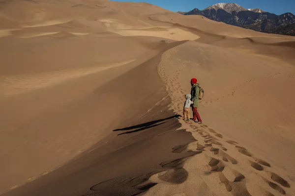 Un hombre con su hijo está de excursión en el desierto — Foto de Stock