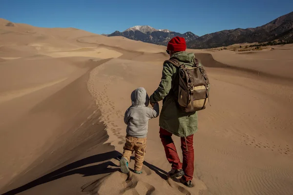 Un hombre con su hijo está de excursión en el desierto — Foto de Stock