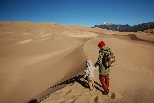 Un hombre con su hijo está de excursión en el desierto — Foto de Stock