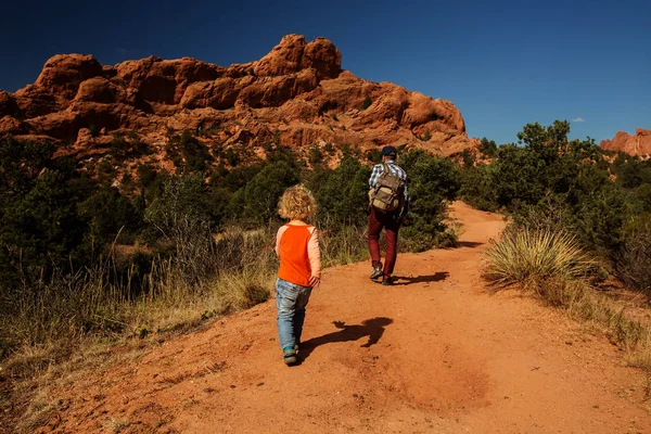 En man med sin son vandrar i bergen — Stockfoto