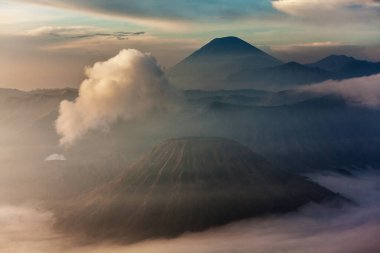 Gündoğumunda Bromo yanardağına bakın, Java, Endonezya