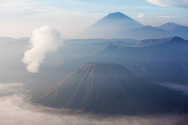 Gündoğumunda Semeru zirvesi, Java, Endonezya