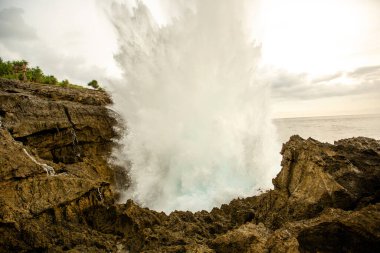 Büyük mavi fırtınalı okyanus dalgası