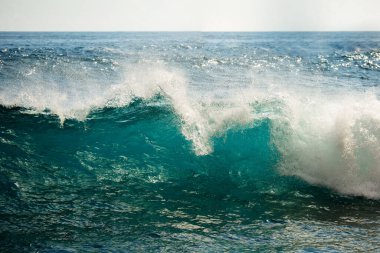 Büyük mavi fırtınalı okyanus dalgası