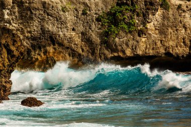 Büyük mavi fırtınalı okyanus dalgası