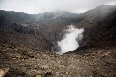 Bulutlu bir günde, Bromo volkanı kalderasına bakın, Java, Endonezya