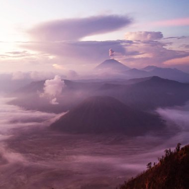 Gündoğumunda Semeru zirvesi, Java, Endonezya