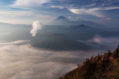 Gündoğumunda Semeru zirvesi, Java, Endonezya