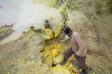 İnsanlar Ijen volkanı, Java ve Endonezya 'da sülfür çıkarıyorlar. 