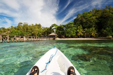 Endonezya, Sulawesi 'deki Togean adalarında kano süren bir adam.