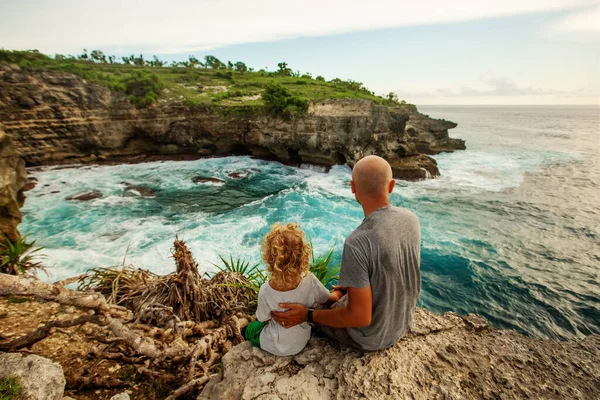 Padre Con Hijo Junto Océano — Foto de Stock