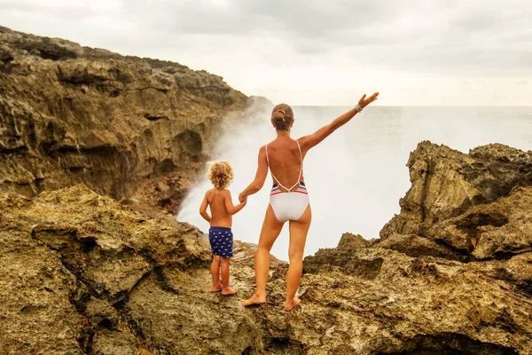Mom Dengan Anak Oleh Laut — Stok Foto
