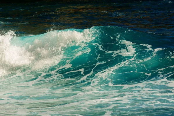 大きな青い嵐の波 — ストック写真