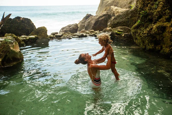 Ibu Dengan Anak Kolam Renang Alami Oleh Laut — Stok Foto