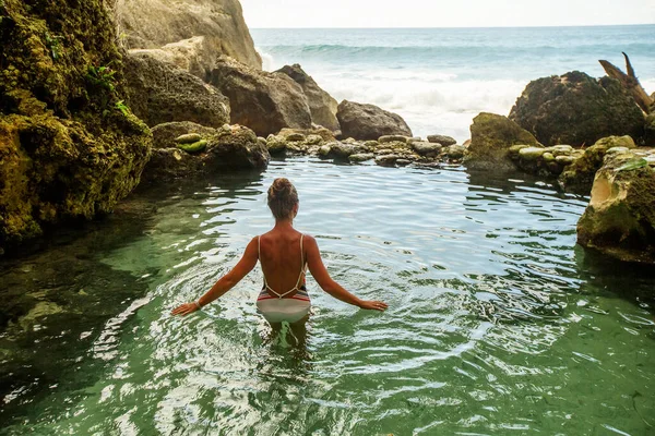 Vacker Kvinna Naturpoolen — Stockfoto