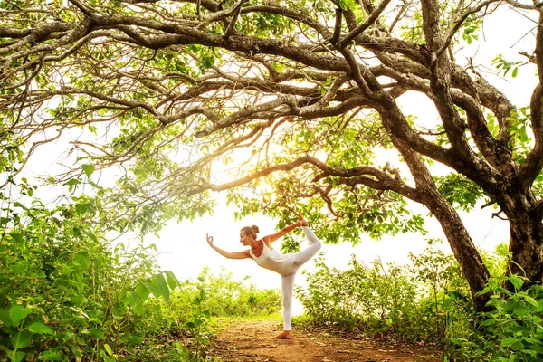 Donna Che Pratica Yoga Tramonto — Foto Stock