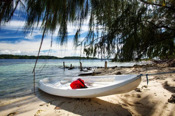 Kayak Sur Île Reculée Près Des Îles Togean Sulawesi Indonésie — Photo