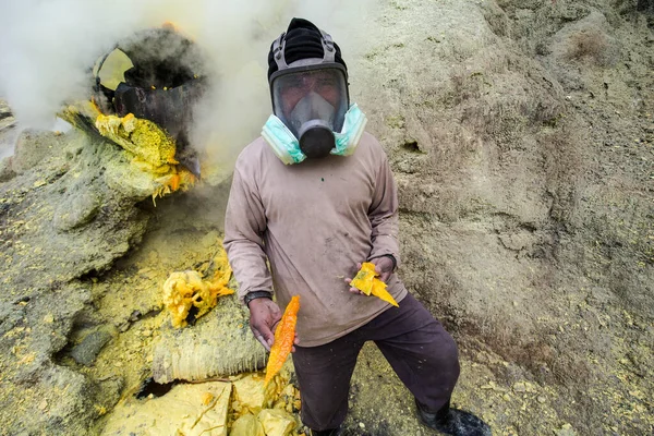 インドネシアのジャワ島火山で硫黄を採掘する人々 ストックフォト