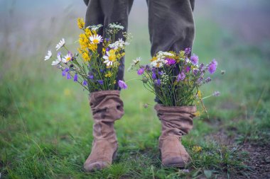 bahçe çiçekleri sonbahar mevsiminde botlarla
