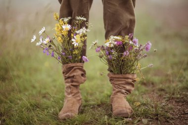 bahçe çiçekleri sonbahar mevsiminde botlarla