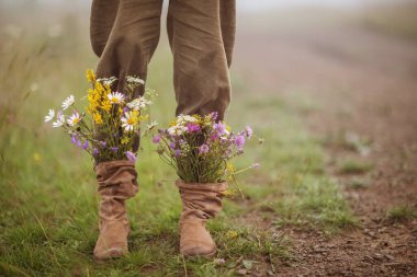 bahçe çiçekleri sonbahar mevsiminde botlarla