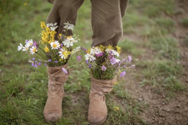 bahçe çiçekleri sonbahar mevsiminde botlarla