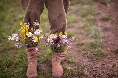 bahçe çiçekleri sonbahar mevsiminde botlarla