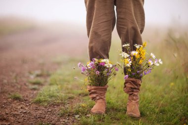 bahçe çiçekleri sonbahar mevsiminde botlarla